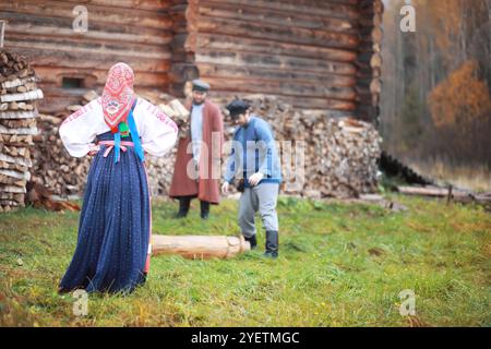 Il concetto di antiche tradizioni. Carnevale slavo. Riti, danze, racconti di fortuna. Abiti di slavi europei. Foto Stock