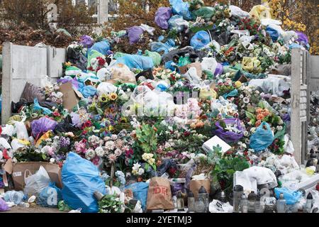 Rifiuti, rifiuti, rifiuti dopo il giorno di Ognissanti, tonnellate di rifiuti, vetro e plastica nel cimitero. Gniezno, Polonia. Foto Stock