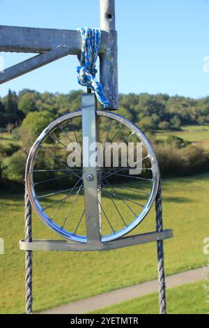 Puleggia rotonda con fune per il sollevamento di un carico in cantiere Foto Stock