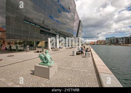 Diamante Nero, estensione alla Biblioteca reale danese, con statua in bronzo della Sirenetta della danese Anne Marie Carl Nielsen (1863-1945), Copenaghen, Danimarca Foto Stock