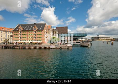 71 Nyhavn Hotel (sulla sinistra), Royal Danish Playhouse e Opera House (sullo sfondo sulla destra), Copenhagen, Danimarca Foto Stock