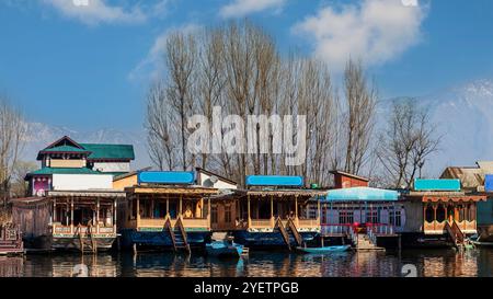 Belle case galleggianti. Le case galleggianti del Kashmir, i palazzi galleggianti sul tranquillo lago dal, offrono una miscela unica di lusso e tradizione. Foto Stock