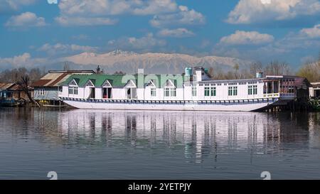 Bella casa galleggiante. Le case galleggianti del Kashmir, i palazzi galleggianti sul tranquillo lago dal, offrono una miscela unica di lusso e tradizione. Foto Stock