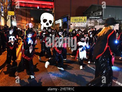 Rivelatori e artisti al carnevale di Halloween del 2024 e sfilata a Derry, Londonderry, Irlanda del Nord. La più grande celebrazione d'Europa di Halloween. Foto: George Sweeney Foto Stock