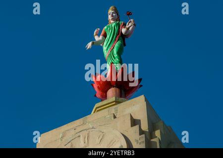 11 24 2017 statua d'epoca della dea Lakshmi torre dell'orologio fuori uso nell'edificio Art Deco Lakshmi in Phiroze Shah Mehta Road Bombay Mumbai Maharashtra in Foto Stock