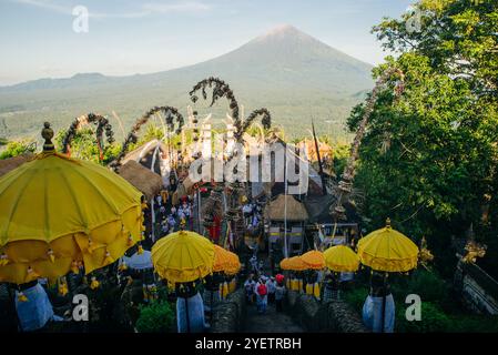 BALI, INDONESIA - 27 FEBBRAIO 2024 vacanza al tempio pura Penataran Agung Lempuyang e vulcano Agung a Bali. Foto di alta qualità Foto Stock