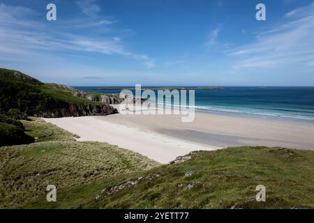 Splendida spiaggia sabbiosa sulla costa nord-occidentale della Scozia chiamata Sandwood Bay, in una soleggiata giornata estiva. Foto Stock