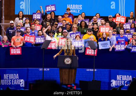 Las Vegas, Stati Uniti. 31 ottobre 2024. Jennifer Lopez parla durante un evento della campagna al Craig Ranch Amphitheatre venerdì 31 ottobre 2024 a Las Vegas, Nevada. Foto: Paul Citone/imageSPACE credito: Imagespace/Alamy Live News Foto Stock