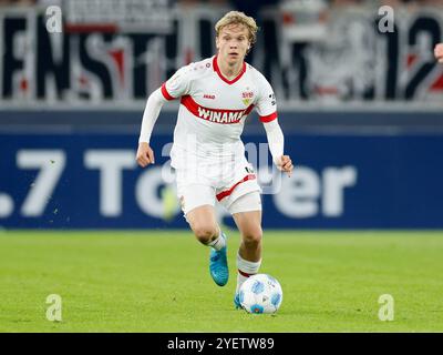 Stoccarda, Germania. 29 ottobre 2024. GER, Stoccarda, DFB-Cup, football, VfB Stuttgart - 1. FC Kaiserslautern, MHP Arena, 29 ottobre 2024, partita di campionato, 2° round, uomini, stagione 2024/25 Frans Kraetzig (VFB Stuttgart, 13), LE NORMATIVE DFB VIETANO QUALSIASI USO DI FOTOGRAFIE COME SEQUENZE DI IMMAGINI E/O QUASI-VIDEO. Credito: HMB Media/Alamy Live News Foto Stock