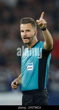 Stoccarda, Germania. 29 ottobre 2024. GER, Stoccarda, DFB-Cup, football, VfB Stuttgart - 1. FC Kaiserslautern, MHP Arena, 29 ottobre 2024, partita di campionato, 2° round, uomini, stagione 2024/25 arbitro Daniel Schlager, LE NORMATIVE DFB VIETANO QUALSIASI USO DI FOTOGRAFIE COME SEQUENZE DI IMMAGINI E/O QUASI-VIDEO. Credito: HMB Media/Alamy Live News Foto Stock