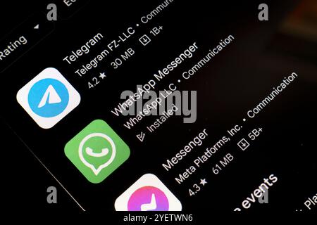 1° novembre 2024, Brasile. In questa immagine, il logo Telegram, WhatsApp e Messenger viene visualizzato sullo schermo di uno smartphone. Foto Stock