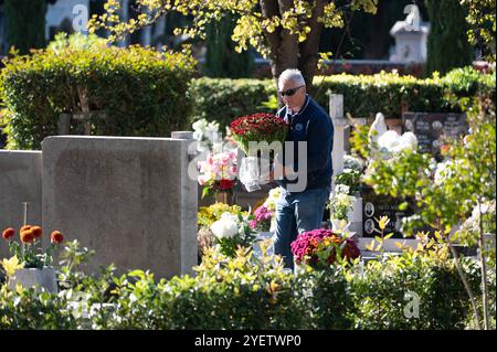 Croazia, Zara, 011124. La gente di Zara ha visitato gli ultimi luoghi di riposo dei propri cari nel cimitero cittadino il giorno di Ognissanti. Foto: Luka Gerlanc / CROPIX Zadar Copyright: XCROPIXxLukaxGerlancx zadar svi sveti011-011124 Foto Stock