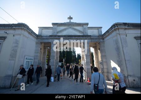 Croazia, Zara, 011124. La gente di Zara ha visitato gli ultimi luoghi di riposo dei propri cari nel cimitero cittadino il giorno di Ognissanti. Foto: Luka Gerlanc / CROPIX Zadar Copyright: XCROPIXxLukaxGerlancx zadar svi sveti001-011124 Foto Stock