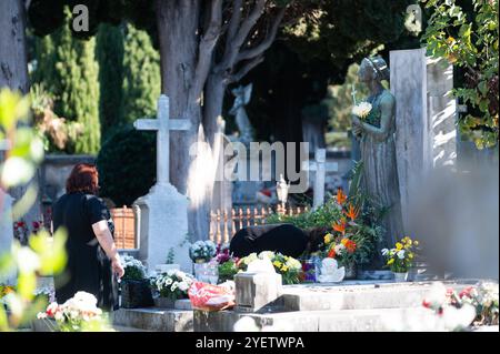 Croazia, Zara, 011124. La gente di Zara ha visitato gli ultimi luoghi di riposo dei propri cari nel cimitero cittadino il giorno di Ognissanti. Foto: Luka Gerlanc / CROPIX Zadar Copyright: XCROPIXxLukaxGerlancx zadar svi sveti020-011124 Foto Stock