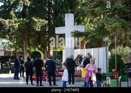 Croazia, Zara, 011124. La gente di Zara ha visitato gli ultimi luoghi di riposo dei propri cari nel cimitero cittadino il giorno di Ognissanti. Foto: Luka Gerlanc / CROPIX Zadar Copyright: XCROPIXxLukaxGerlancx zadar svi sveti012-011124 Foto Stock