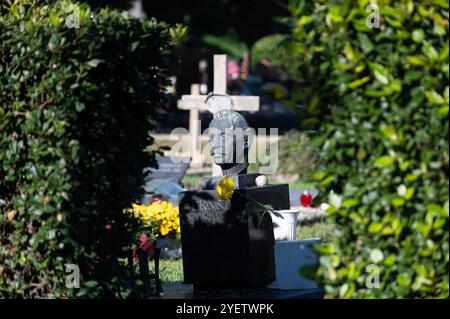 Croazia, Zara, 011124. La gente di Zara ha visitato gli ultimi luoghi di riposo dei propri cari nel cimitero cittadino il giorno di Ognissanti. Foto: Luka Gerlanc / CROPIX Zadar Copyright: XCROPIXxLukaxGerlancx zadar svi sveti019-011124 Foto Stock