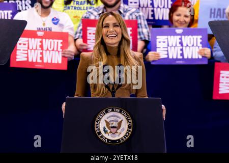 Las Vegas, Stati Uniti. 31 ottobre 2024. Jennifer Lopez parla durante un evento della campagna al Craig Ranch Amphitheatre venerdì 31 ottobre 2024 a Las Vegas, Nevada. Foto: Paul Citone/imageSPACE/Sipa USA credito: SIPA USA/Alamy Live News Foto Stock