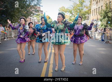 La filiale della maglia della signorina San Simon USA dà un bacio durante la sfilata boliviana del 2024 a Jackson Heights, Queens, New York. Foto Stock