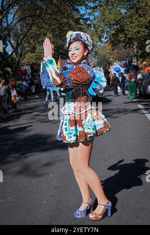 Una giovane signora del gruppo di danza San Simon rompe alcune mosse prima della sfilata di Jackson Heights, Queens, New York Foto Stock