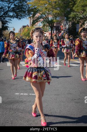 La filiale della maglia della signorina San Simon USA dà un bacio durante la sfilata boliviana del 2024 a Jackson Heights, Queens, New York. Foto Stock