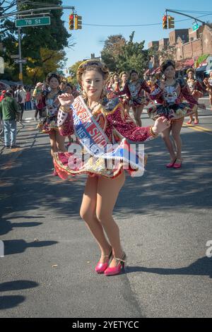 Una filiale animata di Miss San Simon USA Jersey che danzava durante la Parata Boliviana del 2024 sulla 37th Avenue a Jackson Heights, Queens, New York. Foto Stock