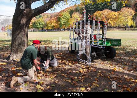 Tre non ebrei del Westchester Park Rangers preparano una Menorah Chanukkah da esporre a Kensico Dam Plaza durante le festività del 2024. Foto Stock