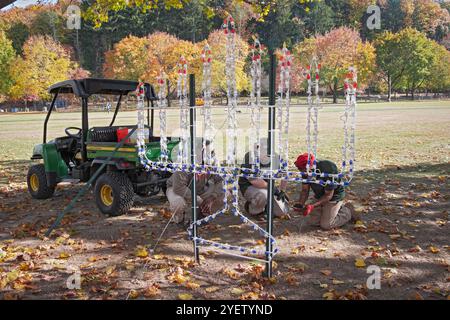 Tre non ebrei del Westchester Park Rangers preparano una Menorah Chanukkah da esporre a Kensico Dam Plaza durante le festività del 2024. Foto Stock