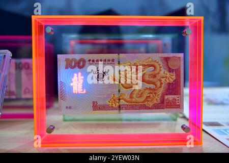 Pechino, Cina. 1 novembre 2024. Una banconota commemorativa emessa per l'anno del drago è esposta sotto la luce ultravioletta durante l'esposizione internazionale delle monete di Pechino 2024 presso il China National Convention Center di Pechino, capitale della Cina, 1 novembre 2024. Crediti: Li Xuanli/Xinhua/Alamy Live News Foto Stock