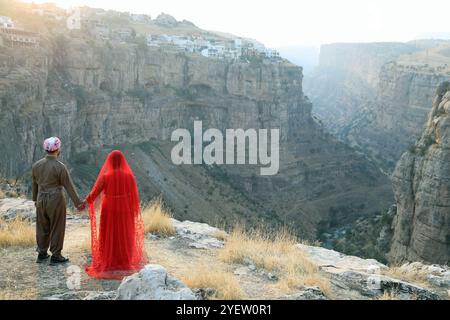 Coppia curda in abito tradizionale in un punto panoramico sulle montagne Zagros del Kurdistan iracheno Foto Stock