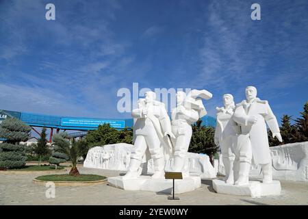 Scultura di epoca stalinista degli operai dell'industria petrolifera presso la città offshore di Oily Rocks in Azerbaigian Foto Stock