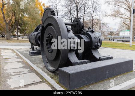 Macchina a vapore vintage a inversione della fine del XIX secolo, vecchia macchina industriale nera, foto ravvicinata con messa a fuoco selettiva Foto Stock