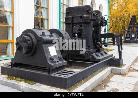 Gabbia in lamina d'epoca della fine del XIX secolo, vecchia macchina industriale nera, foto ravvicinata con messa a fuoco selettiva Foto Stock