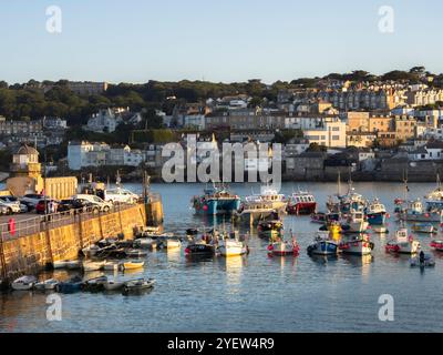 Sunrise, barche, St Ives Harbour, Cornovaglia, Inghilterra, REGNO UNITO, REGNO UNITO. Foto Stock