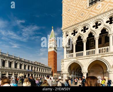 Venezia, vento – IT – 13 ottobre 2024 Una vivace scena in Piazza San Marco di Venezia, con l'iconica torre del Campanile e il Palazzo Ducale con il suo interno Foto Stock