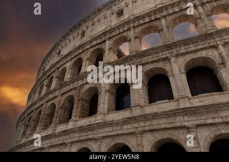 Anfiteatro del Colosseo sotto un cielo lunare a Roma Foto Stock