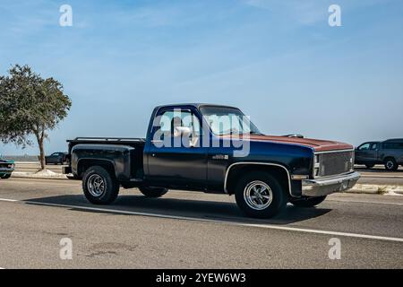 Gulfport, MS - 4 ottobre 2023: Vista grandangolare dell'angolo anteriore di un pick-up GMC High Sierra 1500 Stepside del 1985 in una mostra automobilistica locale. Foto Stock