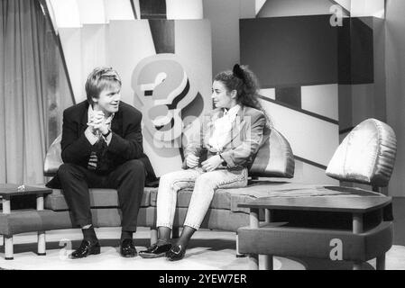 Hape Kerkeling mit Isabell Varell 12/89 hör Hape Kerkeling und Isabell Varell im Dezember 1989 in Stimmts, ARD Deutschland deutsch Deutscher Mann Komiker Sänger Schauspieler Schauspiel Film Moderator moderazione TV Fernsehen autore Hans-Peter deutsche Frau Schlagersängerin Sängerin Gesang Schlager Musikerin Musical Moderatorin Schauspiel Theater Film Musik Gesang presentatore tedesco attore scrittore commedia attrice cantante quer ganz sitzend sprechend lächelnd sw **** Hape Kerkeling con Isabell Varell 12 dicembre 89 e Ascolta a Stimkeling in Germania a Stimell Varell Varell in Germania, in Germania, in Germania, Arkeling, Germania, dicembre 1989 Foto Stock