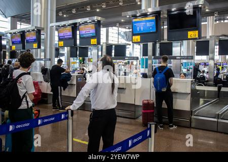 Guarulhos, SP, Brasile, 8 gennaio 2023. Banco check-in Lufthansa e Swiss Air Lines presso l'Aeroporto Internazionale di São Paulo, GRU Airport, in città Foto Stock