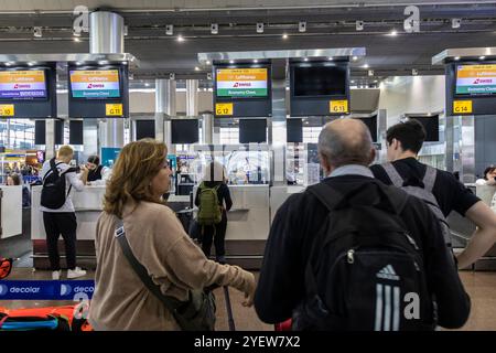 Guarulhos, SP, Brasile, 8 gennaio 2023. Banco check-in Lufthansa e Swiss Air Lines presso l'Aeroporto Internazionale di São Paulo, GRU Airport, in città Foto Stock