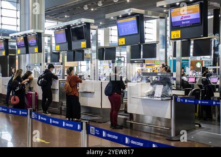 Guarulhos, SP, Brasile, 8 gennaio 2023. Banco check-in Lufthansa e Swiss Air Lines presso l'Aeroporto Internazionale di São Paulo, GRU Airport, in città Foto Stock