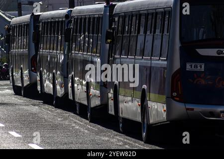 Marilia, SP, Brasile, 19 maggio 2023. La coda degli autobus si fermò in attesa di essere operata su una strada vicino al terminal degli autobus nella città di Marilia in un morni Foto Stock