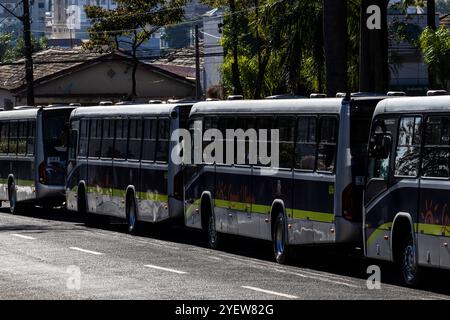 Marilia, SP, Brasile, 19 maggio 2023. La coda degli autobus si fermò in attesa di essere operata su una strada vicino al terminal degli autobus nella città di Marilia in un morni Foto Stock