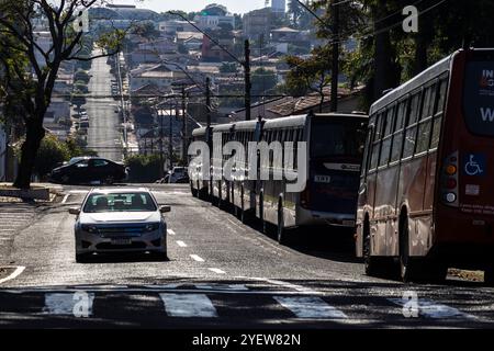 Marilia, SP, Brasile, 19 maggio 2023. La coda degli autobus si fermò in attesa di essere operata su una strada vicino al terminal degli autobus nella città di Marilia in un morni Foto Stock