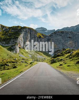 Strada nelle alpi svizzere. Strada vuota verso una scogliera nella valle di Urner Boden. Passo di chiusa - passo di montagna nelle Alpi Glarone. Foto Stock