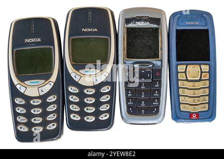 Modugno, Italia - 20 settembre 2024: Una selezione di vecchi telefoni cellulari NOKIA, LG, SAMSUNG difettosi, obsoleti, non funzionali, rottamati, con b Foto Stock