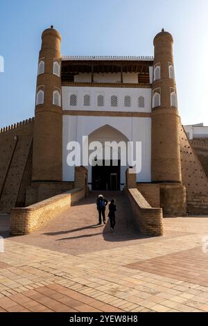 Ingresso alla fortezza dell'Arca. L'Arca di Bukhara è una massiccia fortezza situata nella città di Bukhara, Uzbekistan. Attualmente, l'Arca è una struttura turistica Foto Stock