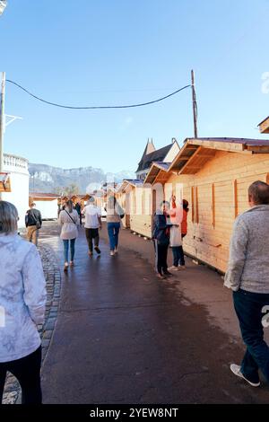 Annecy, Francia. 1 novembre 2024. Illustrazioni di chalet/cottage in legno per il mercatino di Natale del 1° novembre 2024 ad Annecy. Foto di Alexis Jumeau/ABACAPRESS. COM credito: Abaca Press/Alamy Live News Foto Stock