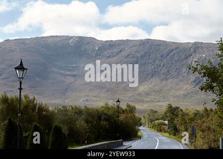 strada che attraversa la valle glaciale della valle del maam nel paese di joyce, contea di galway, repubblica d'irlanda Foto Stock