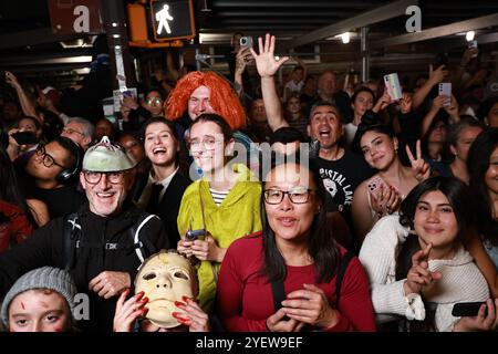 La folla sta godendo gli artisti per la 51a sfilata annuale di Halloween del villaggio di New York a New York, N.Y., giovedì 31 ottobre 2024. (Foto: Gordon Donovan) Foto Stock