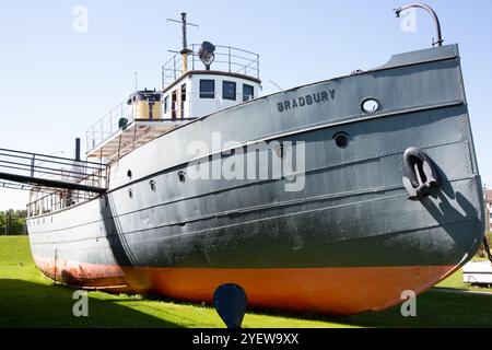 Selkirk, Manitoba, Canada - 07-07-2017: Una vista della nave Bradbury seduta a terra, presso il Museo Marino di Manitoba. Foto Stock